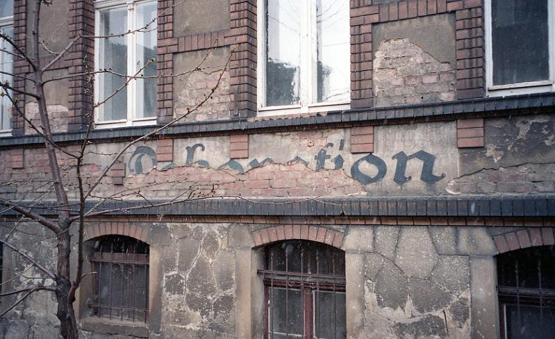 Radebeul, Albertplatz-Ecke Hellerstr., 21.3.1998 (6).jpg - Dekoration